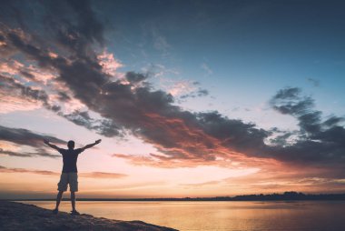 Adam hoş geldiniz renkli güneş doğuyor. Instagram Stilizasyon