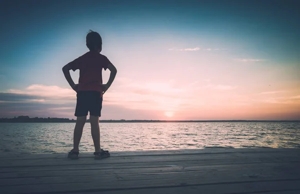 Маленький мальчик в море. Стилизация Instagram — стоковое фото