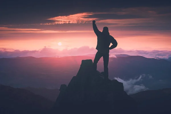 Hombre contra colorido atardecer. Estilización de Instagram — Foto de Stock