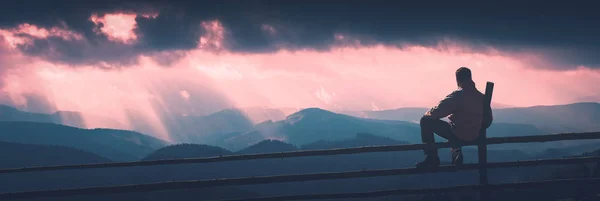 El hombre y los rayos de sol. Estilización de Instagram — Foto de Stock