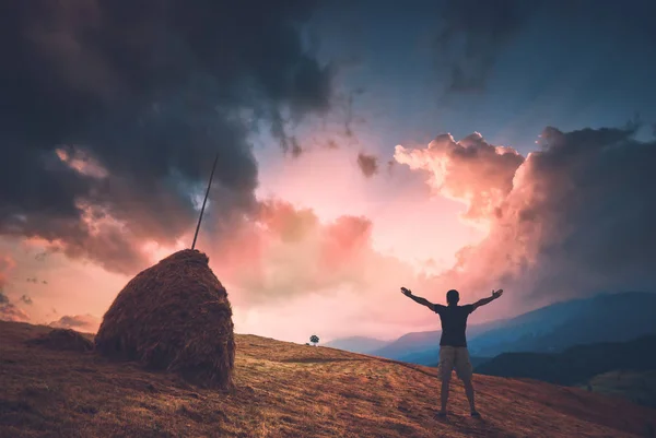 El hombre disfruta del maravilloso atardecer. Estilización de Instagram — Foto de Stock