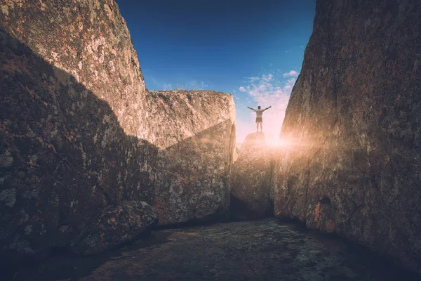 Чоловік на камені в каньйоні. Стилізація Instagram — стокове фото