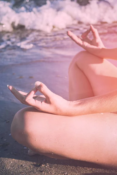 Meditación en una playa de mar. Estilización de Instagram — Foto de Stock