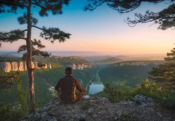 Krym horského údolí ve světle svítání — Stock fotografie