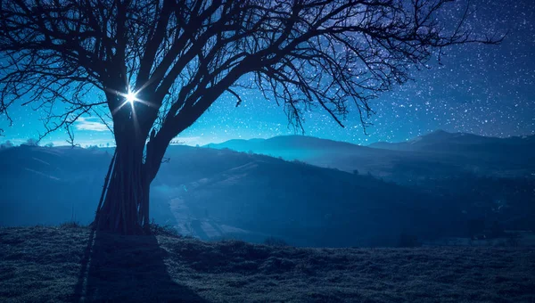 La luna llena que sube sobre el valle de la montaña —  Fotos de Stock