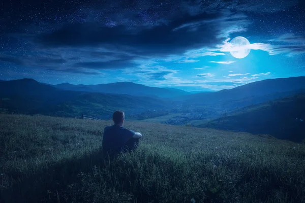 Human sitting on a hill in and enjoy moon rising — Stock Photo, Image