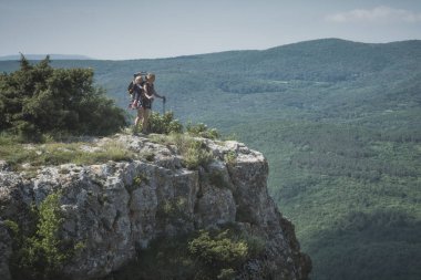 Wooman fiyatı ile bir uçurum kenarında duran çocuk. Instagram arpacık