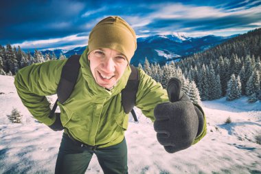 Mutlu etkin uzun yürüyüşe çıkan kimse. Instagram Stilizasyon