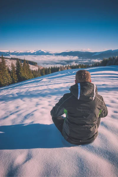 Turista relaxační na sněhu v Karpatské horské údolí. Instag — Stock fotografie