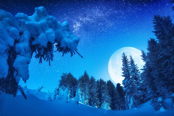 精彩的满月在冬天的山谷中兴起 — 图库照片