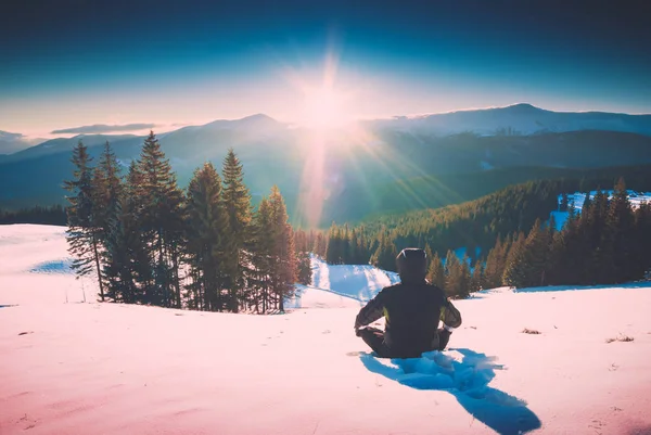 Turista si majestátní zimní západ slunce. Instagram stylizace — Stock fotografie