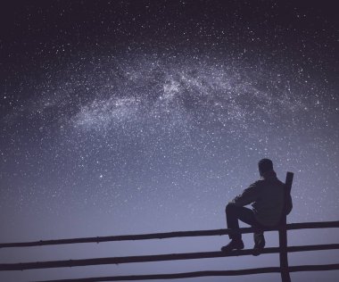Fiyatı yıldızlı gökyüzü altında. Instagram Stilizasyon