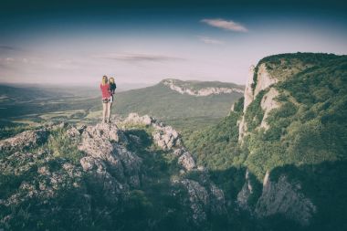 Kayalık üstte duran çocuk annesiyle. Instagram Stilizasyon