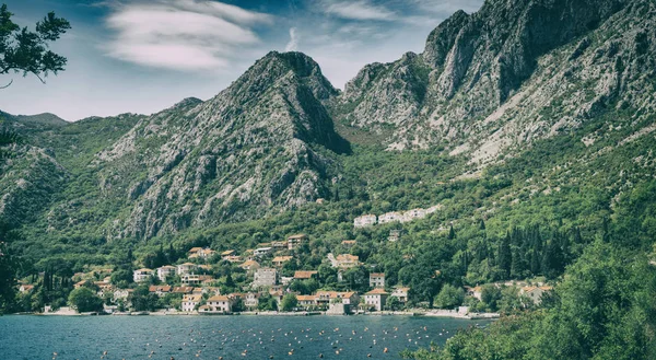 Europäisches Dorf auf einem Hügel in der Nähe des Meeres — Stockfoto