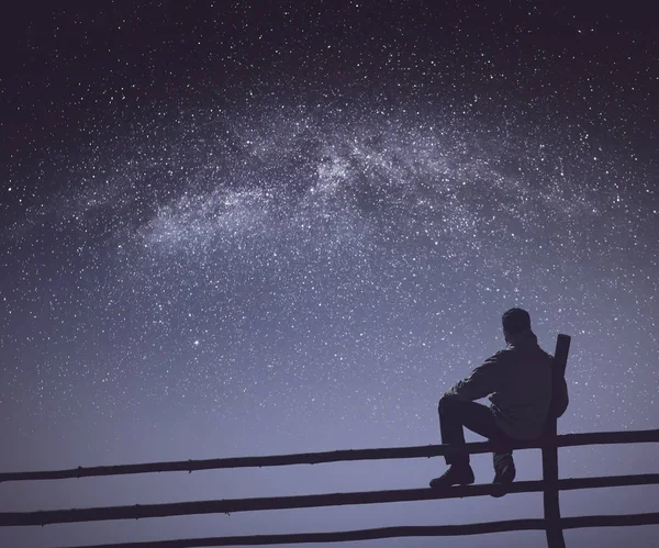 Πεζοπόρος κάτω από τον έναστρο ουρανό. Σχηματοποίηση στο Instagram — Φωτογραφία Αρχείου