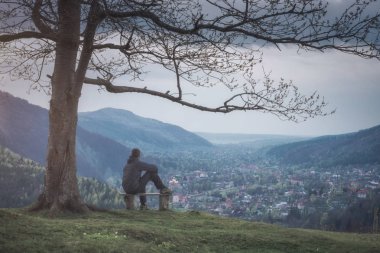 Adam ağacın altında oturuyor. Instagram Stilizasyon
