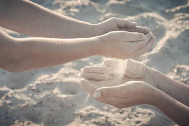 Anne ve çocuk kum ile oynamak. Instagram Stilizasyon