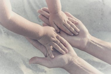 Anne ve küçük bebek çalış bir kumsalda. Instagram Stilizasyon