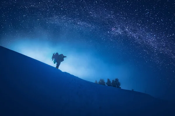 Фотограф, который фотографирует звездное небо — стоковое фото