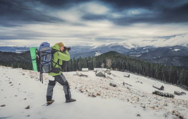 Fotoğrafçı bir dağlarda. Instagram Stilizasyon