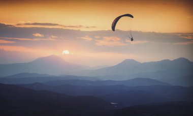 Sisli vadinin gündoğumu üzerinde. Instagram Stilizasyon