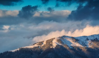 Bulutlar tepenin dağ