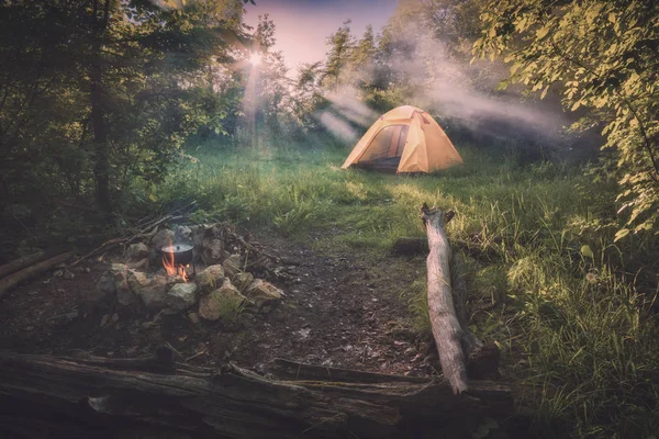 Resa tält i ett ljus av soluppgången. Instagram stilisering — Stockfoto