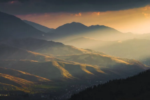 Majestic sunset light lay on a mountain hills — Stock Photo, Image