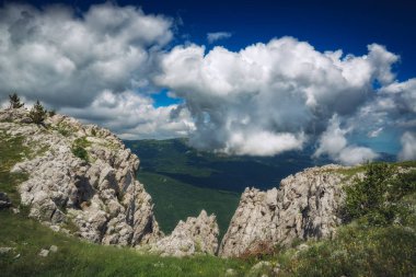 Alçak dramatik bulutlar dağ Vadisi üzerinde