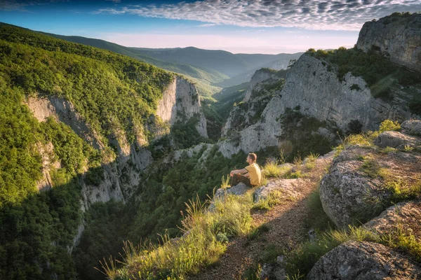 Természetjáró ül a nagy Krím-kanyon felett sziklák peremén — Stock Fotó