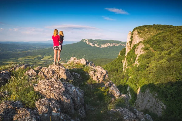 Anne ile kızı bir dağlarda — Stok fotoğraf