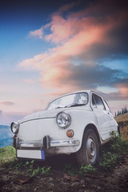 Eski küçük bir dağ tepe üzerinde seyahat araba. Instagram Stilizasyon