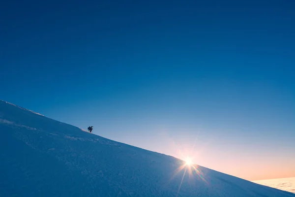 Альпинист, смотрящий на солнце — стоковое фото