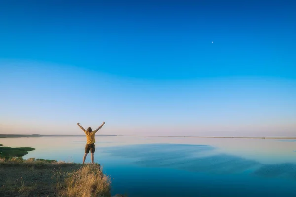 Homme debout sur un bord de précipice — Photo