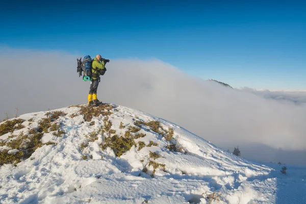 Fotograf na snowy wzgórza — Zdjęcie stockowe