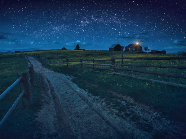 Camino a través del pueblo nocturno — Foto de Stock