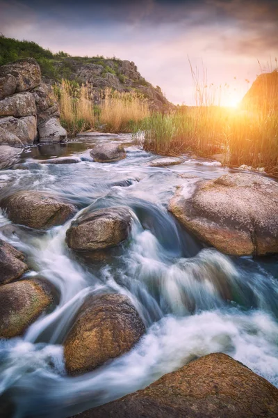 El río rápido en un cañón —  Fotos de Stock