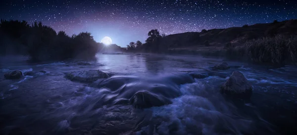 Schöne sternenklare Nacht über dem Fluss — Stockfoto