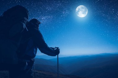 Bir uzun yürüyüşe çıkan kimse düşünmek dolunay