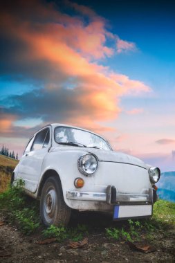 Eski küçük seyahat araba bir dağ tepe üzerinde