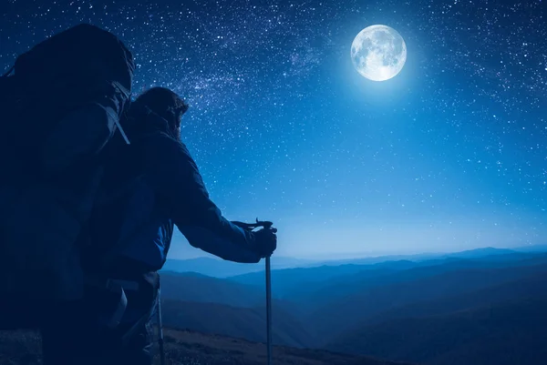 Un excursionista contempla la luna llena — Foto de Stock