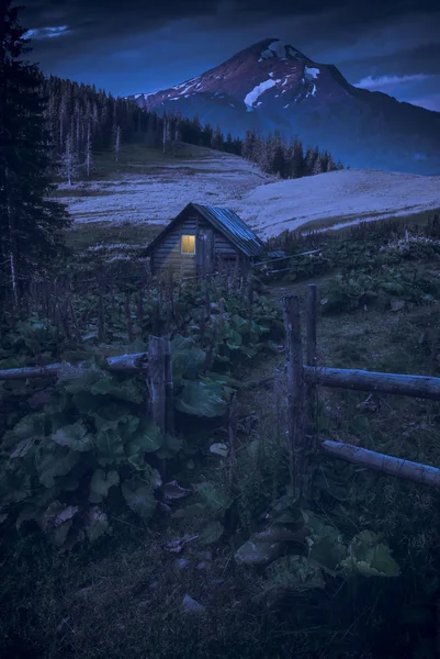 Valle alpino de montaña por la noche — Foto de Stock