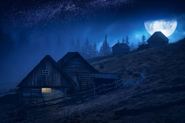 Puslu dağ köyü gece — Stok fotoğraf