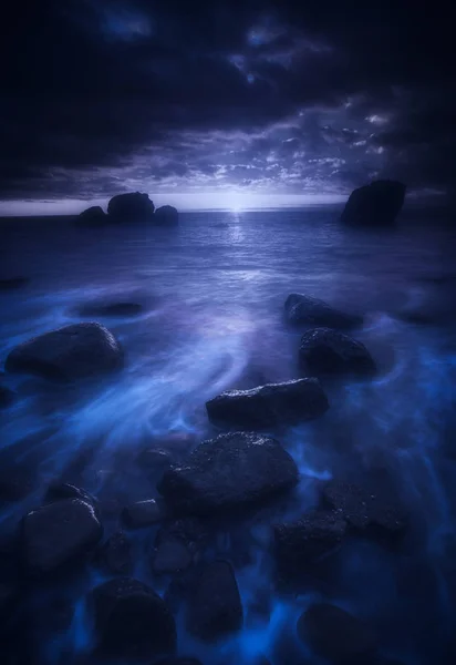 Wschodzącego księżyca nad morzem — Zdjęcie stockowe