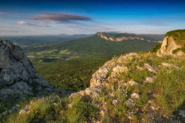 Вид с вершины горы на Крымскую долину — стоковое фото