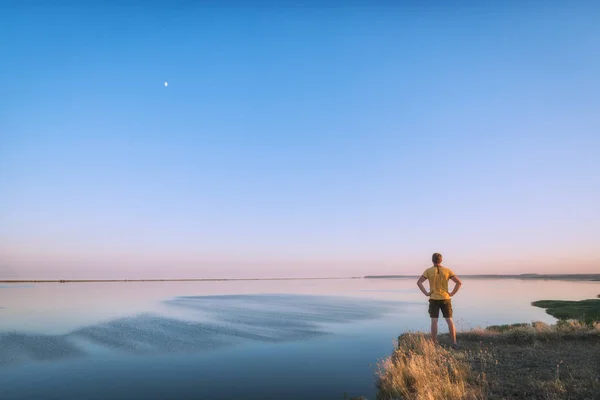 Homme debout sur un bord de mer — Photo