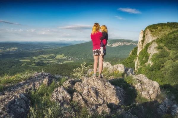 Cliff üzerinde duran çocuk ile anne