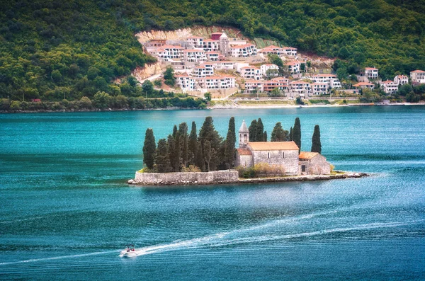 St. George Island in der Kotor-Bucht — Stockfoto