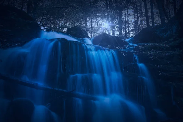 Gece sonbahar ormandaki şelale — Stok fotoğraf