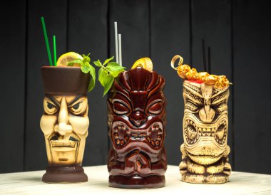 Portakal ve nane ile üç kokteyller kümesi